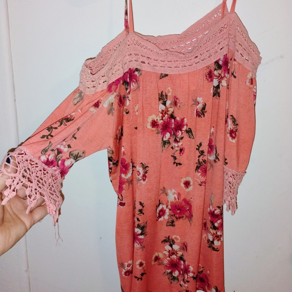 Floral Off-Shoulder twith Lace Trim